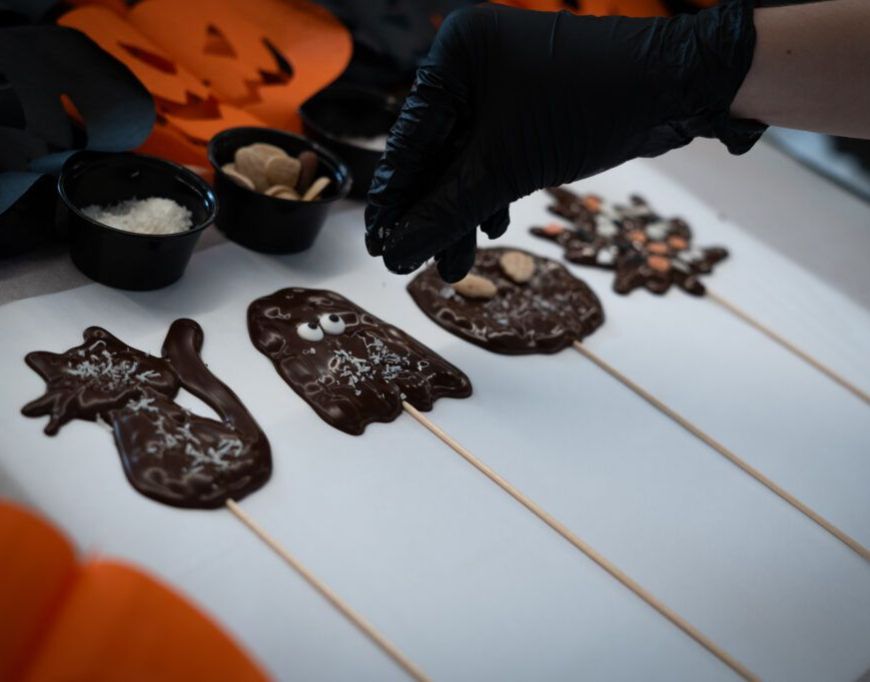 Taller de piruletes de Castaween al Museu de la Xocolata