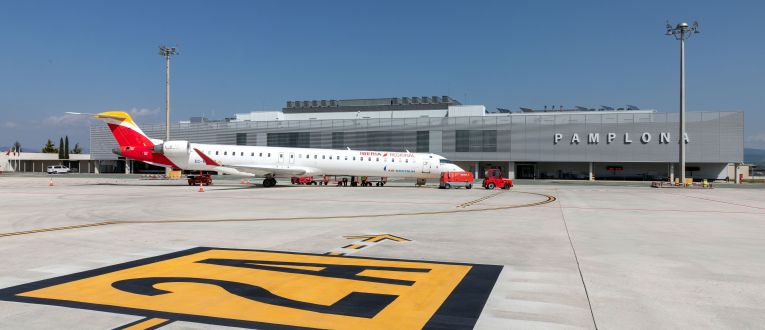 Un CRJ de Air Nostrum en la plataforma del aeropuerto de Noáin. Esta compañía vuelve a ofrecer servicios desde Navarra a Barcelona © Aena) Un CRJ de Air Nostrum en la plataforma del aeropuerto de Noáin. Esta compañía vuelve a ofrecer servicios desde Navarra a Barcelona © Aena)