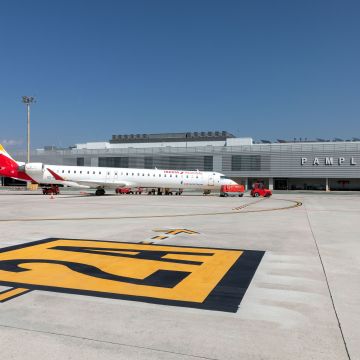 Un CRJ de Air Nostrum en la plataforma del aeropuerto de Noáin. Esta compañía vuelve a ofrecer servicios desde Navarra a Barcelona © Aena)