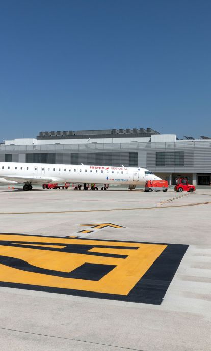 Un CRJ de Air Nostrum en la plataforma del aeropuerto de Noáin. Esta compañía vuelve a ofrecer servicios desde Navarra a Barcelona © Aena) Un CRJ de Air Nostrum en la plataforma del aeropuerto de Noáin. Esta compañía vuelve a ofrecer servicios desde Navarra a Barcelona © Aena)