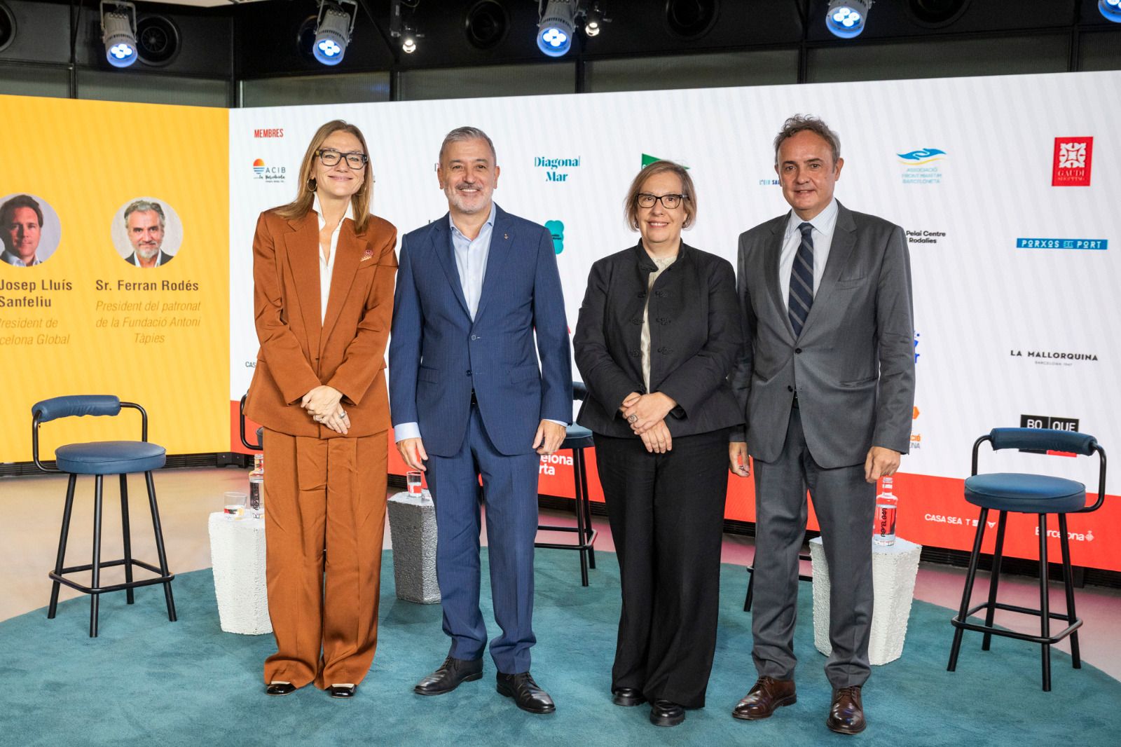 Jaume Collboni, alcalde de Barcelona; Marta Angerri (Comerç de la Generalitat de Catalunya); Raquel Gil (Ajuntament de Barcelona) i Gabriel Jené (Barcelona Oberta), durant l’11è Summit de Barcelona Oberta, celebrat a la Casa Seat Cupra. Jaume Collboni, alcalde de Barcelona; Marta Angerri (Comerç de la Generalitat de Catalunya); Raquel Gil (Ajuntament de Barcelona) i Gabriel Jené (Barcelona Oberta), durant l’11è Summit de Barcelona Oberta, celebrat a la Casa Seat Cupra.