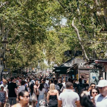 People walking along Les Rambles in Barcelona © Júlia Arnau (Barcelona City Council)