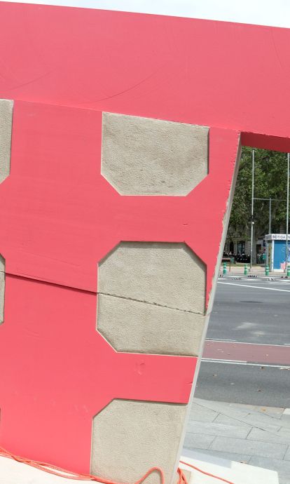 Pink Barcino, la escultura conmemorativa del 200 aniversario del Passeig de Gràcia, en la esquina con la Diagonal ©Pol Solà/Arnau Martínez (ACN)