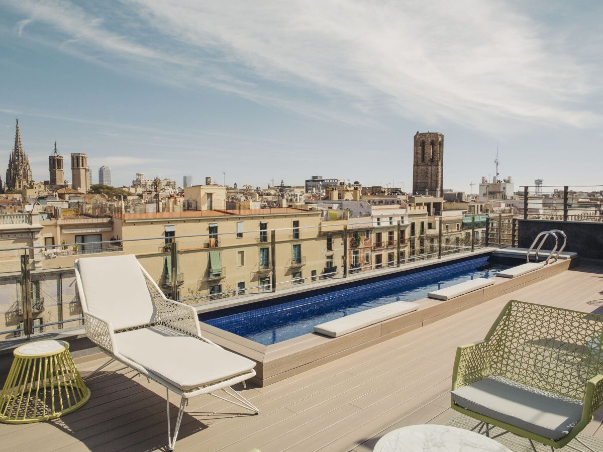 Una terraza con una pequeña piscina corona el Bagués. Desde allí, vistas directas sobre La Rambla y casi toda Ciutat Vella