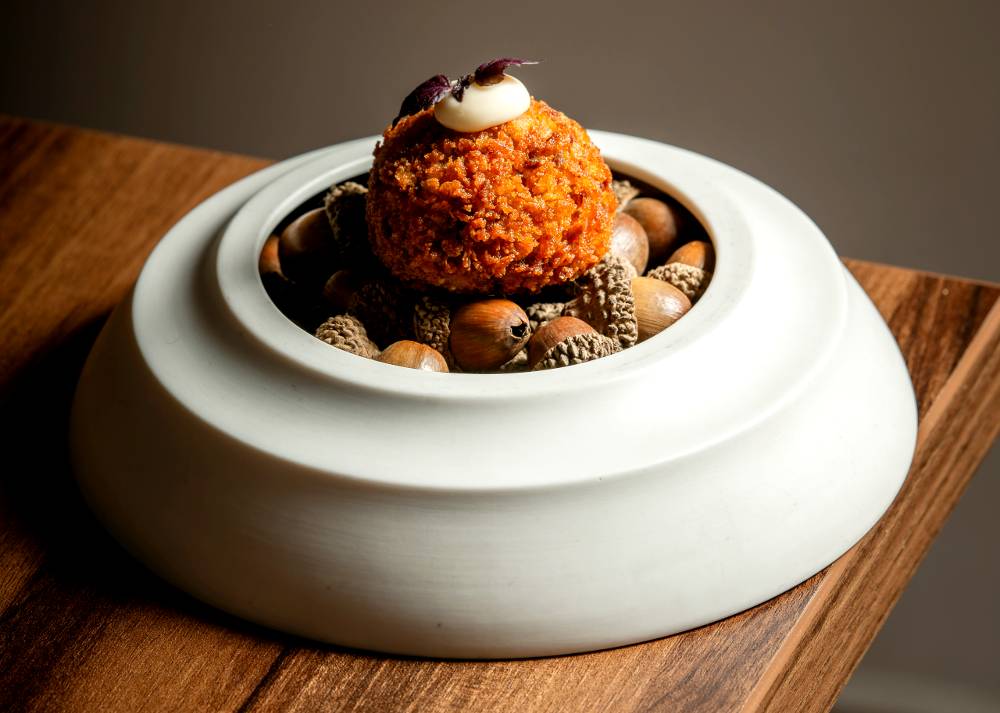 Croqueta de pato de bellotas, moras y emulsión de ajo escalivado restaurante imprevisto