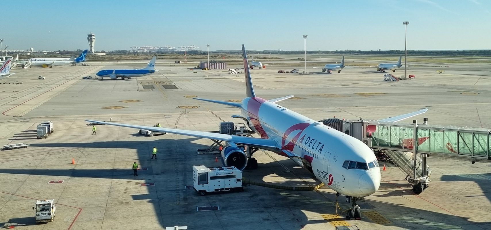 Pista del Aeropuerto del Prat, con un avión de Delta en primer plano