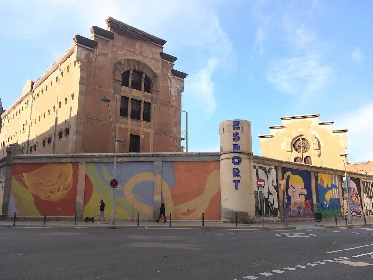 Graffitis en uno de los muros de La Modelo.