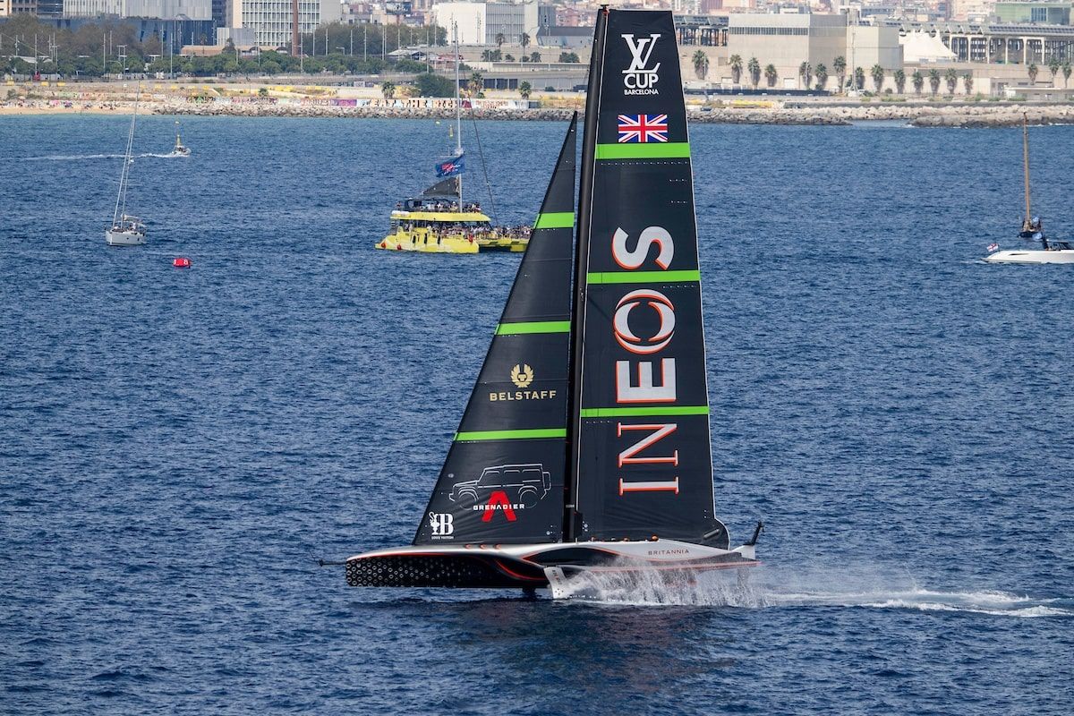 Barco del equipo de la Copa del América Ineos Britannia. 