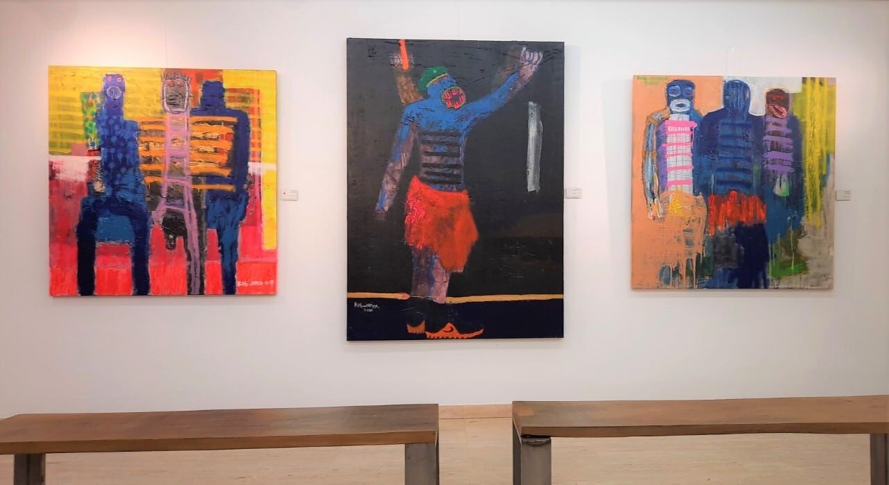 'Police Brutality', del artista nigeriano Bob-Nosa. OOA Gallery.