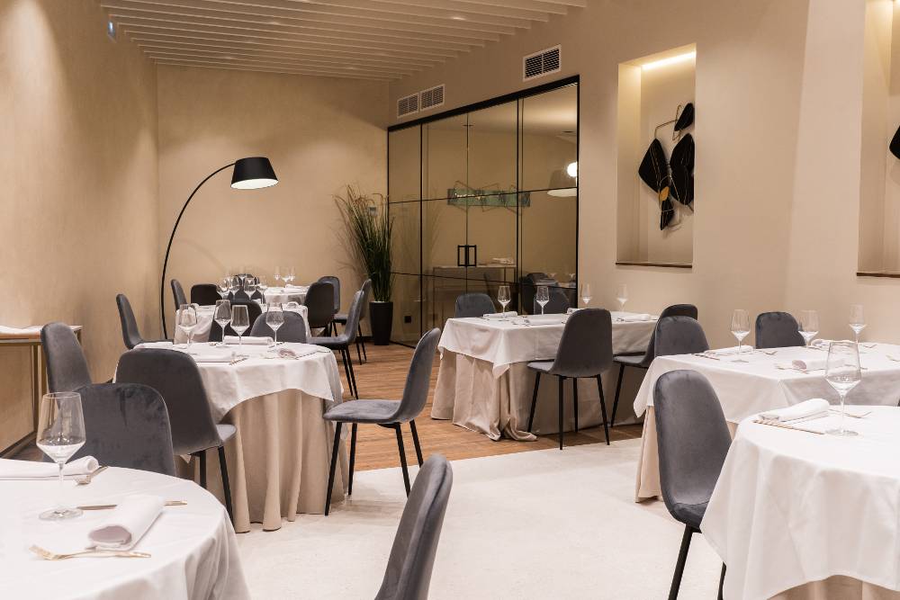 Comedor, con el salón privado al fondo restaurante BaLó