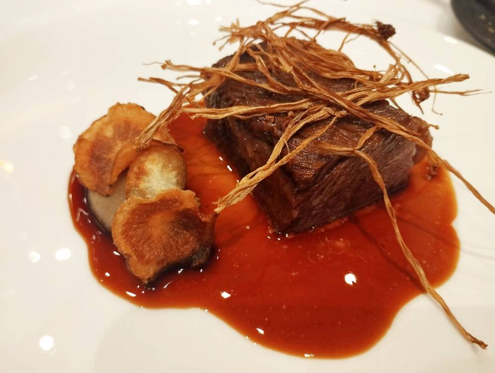 Principal de carne, en este caso en versión con carrillera de cerdo.