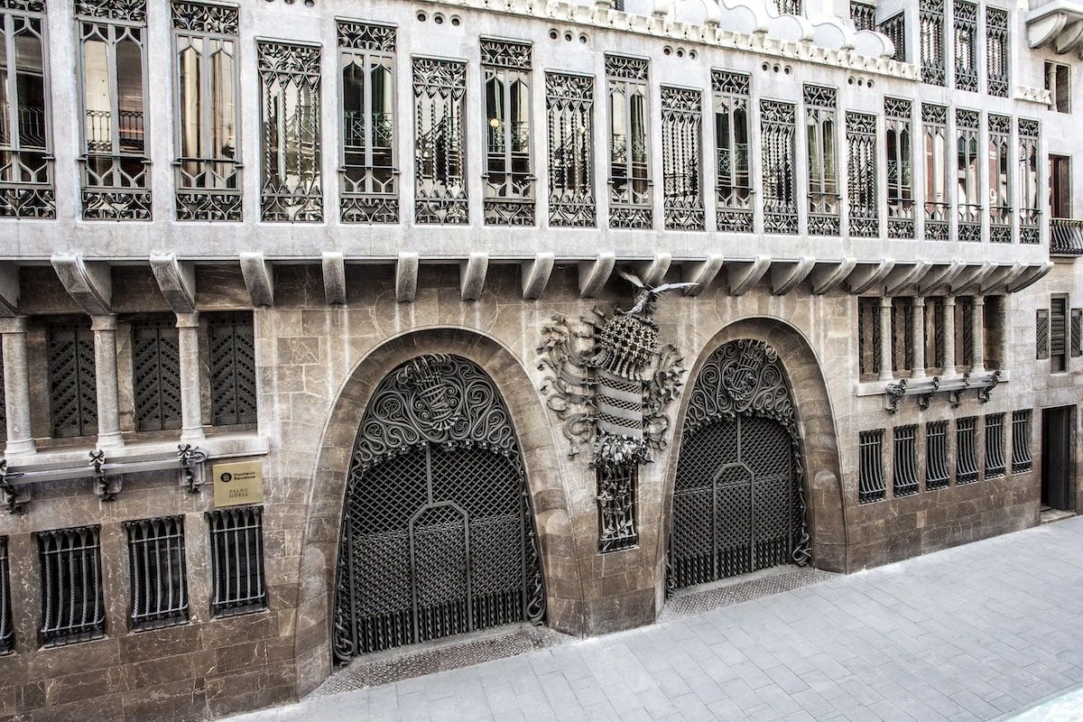 El Palau Güell se ubica a pocos metros de la Rambla. 