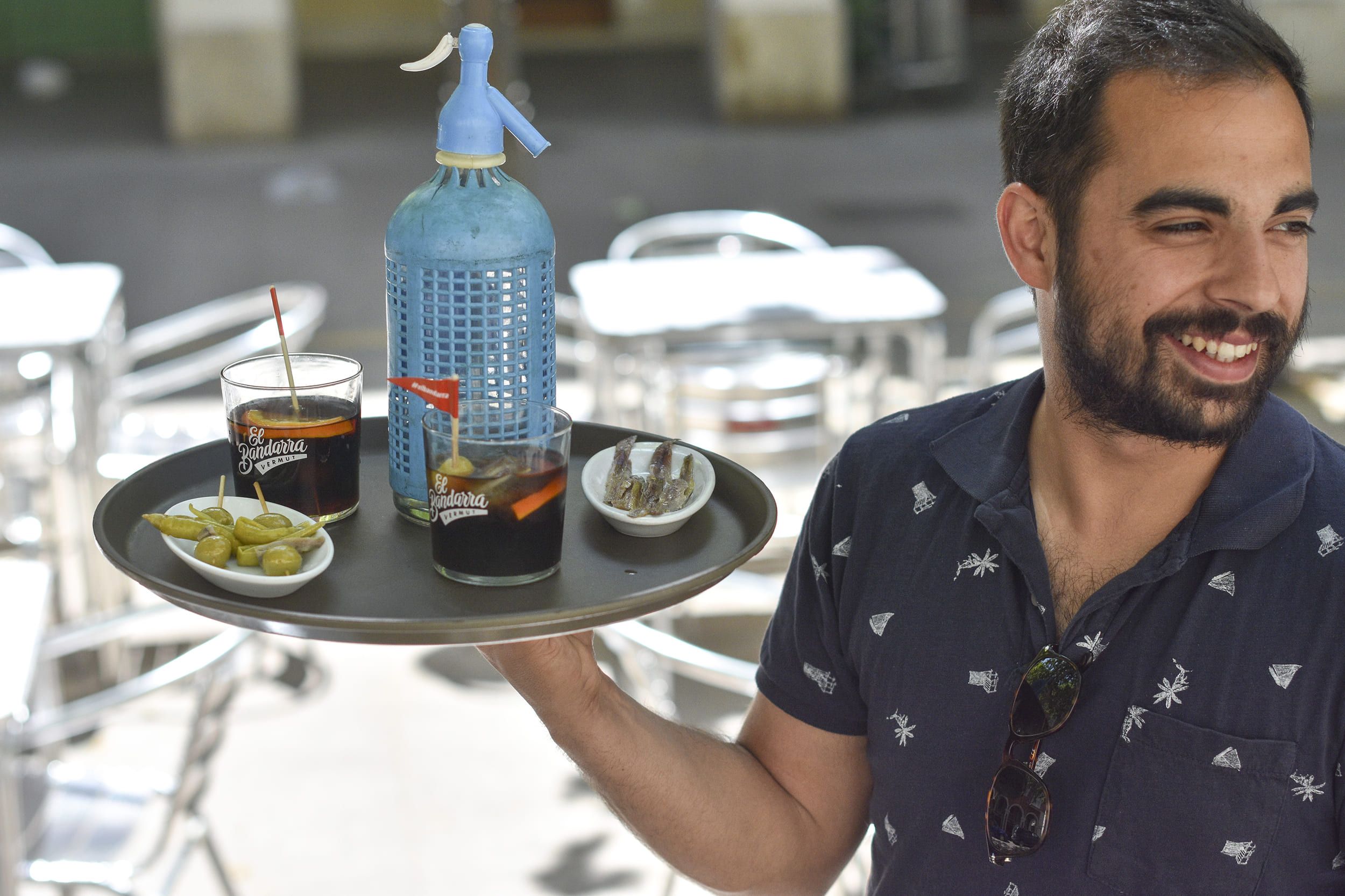 Vermut, ¿con o sin sifón?, ¿con aceituna y piel de naranja o solo con hielo?