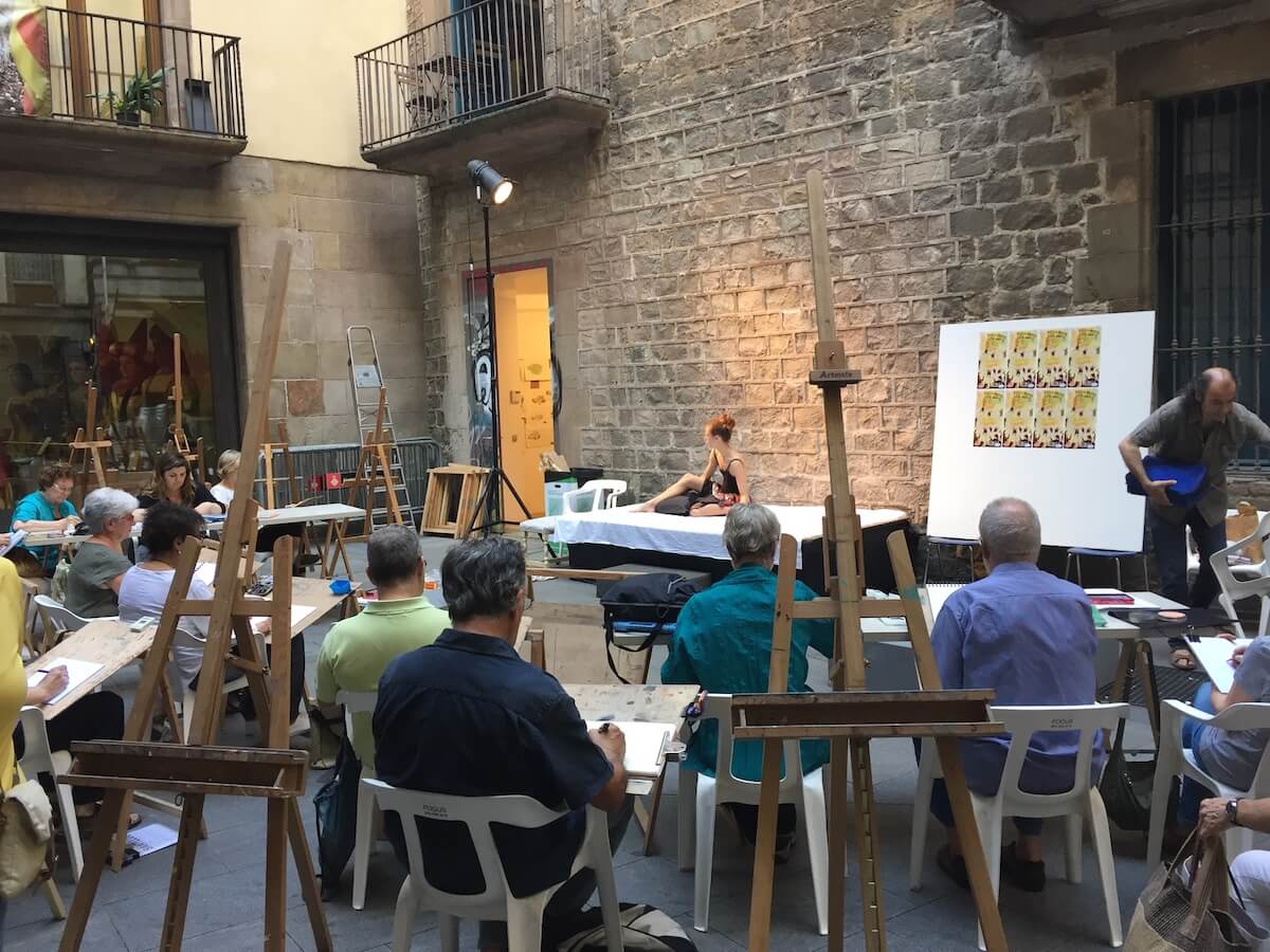 Sesión de dibujo con una modelo en el Cercle Artístic Sant Lluc