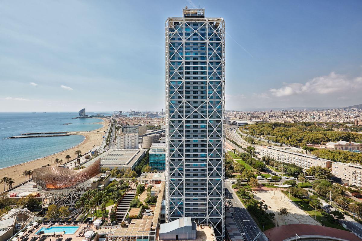 El Arts Hotel de Barcelona y el W Barcelona, ambos de Marriott International.
