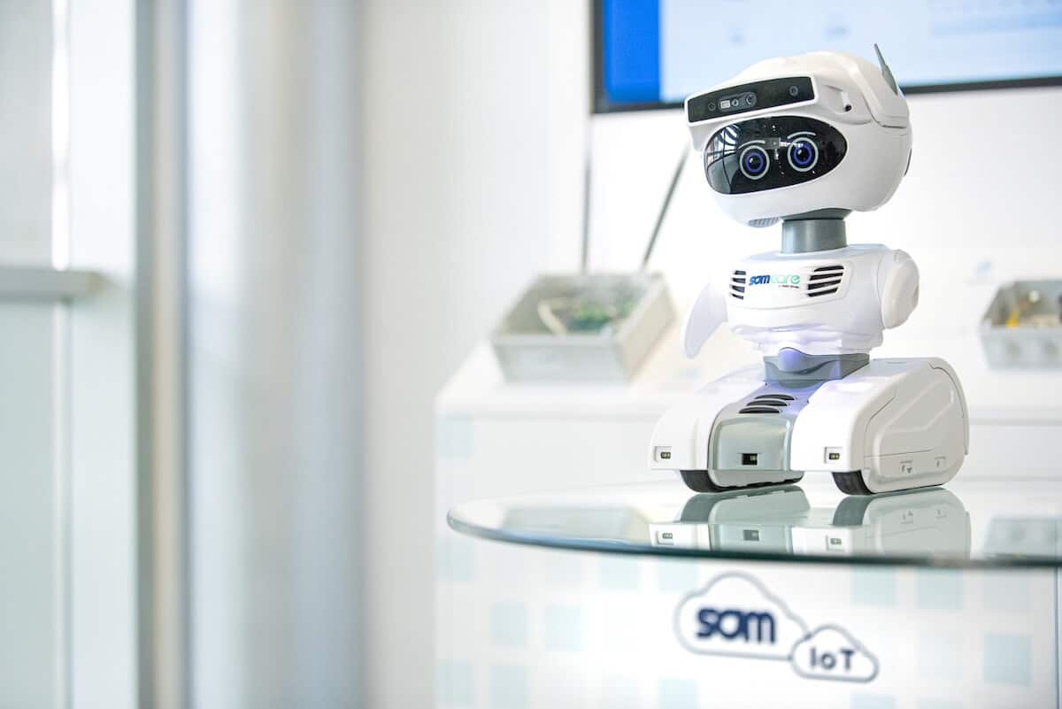 Robot emocional que acompaña a personas mayores.