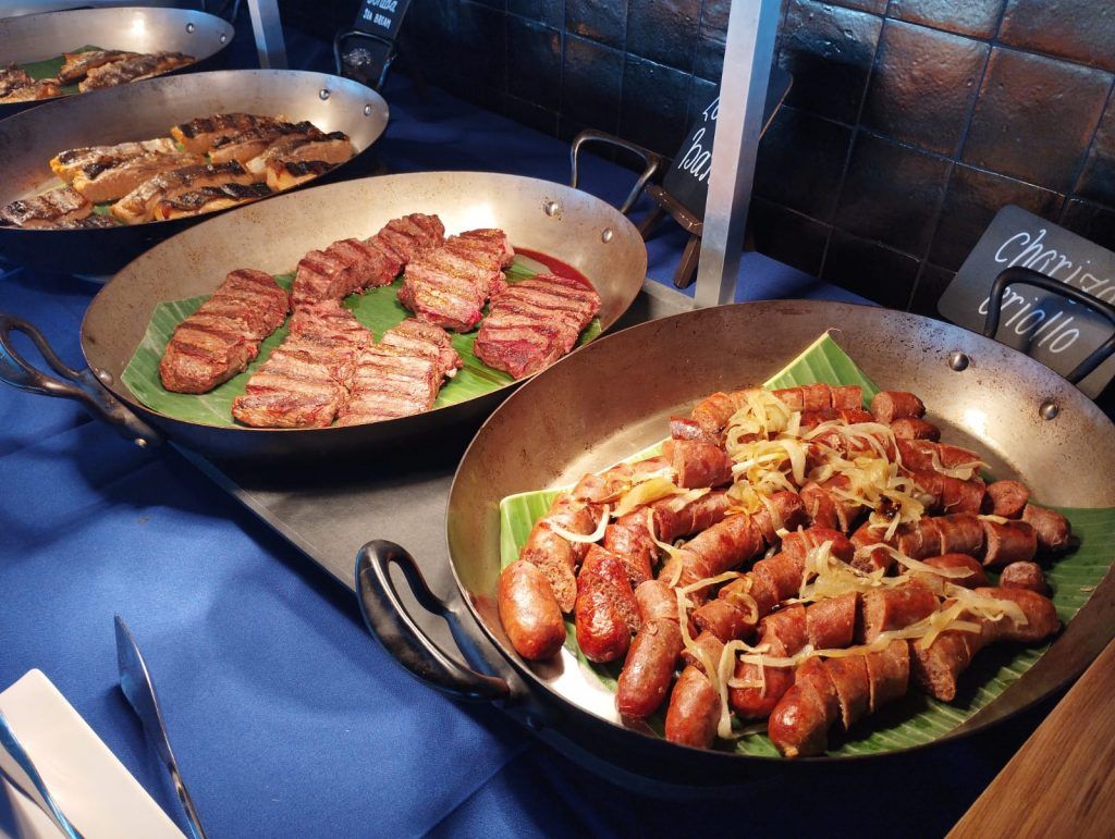 Zona de carnes del brunch de Azul Rooftop Barceloneta.