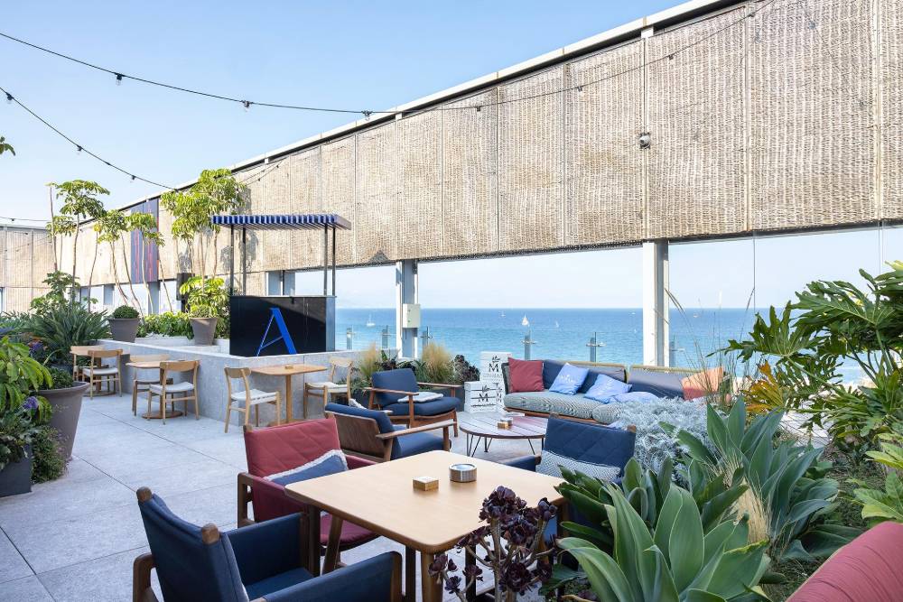 Terraza para un segundo plan de tardeo en Azul.