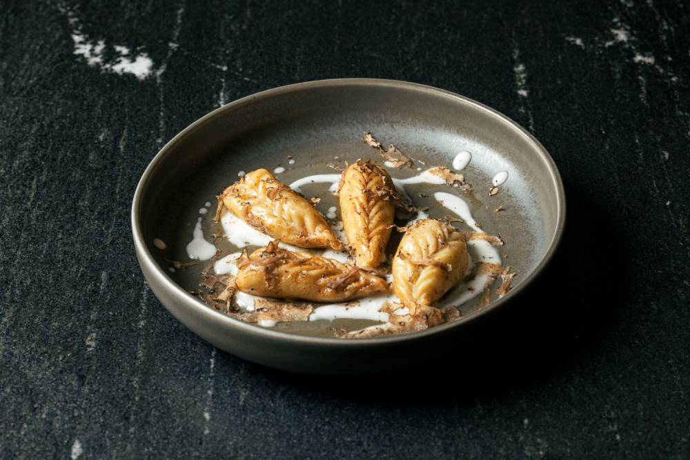 Culurgiones con pecorino, patata, menta y trufa.