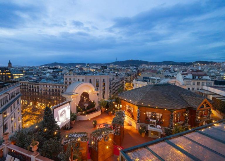 Imagen de El Chalel y del montaje para sesiones de cine en su Rooftop.