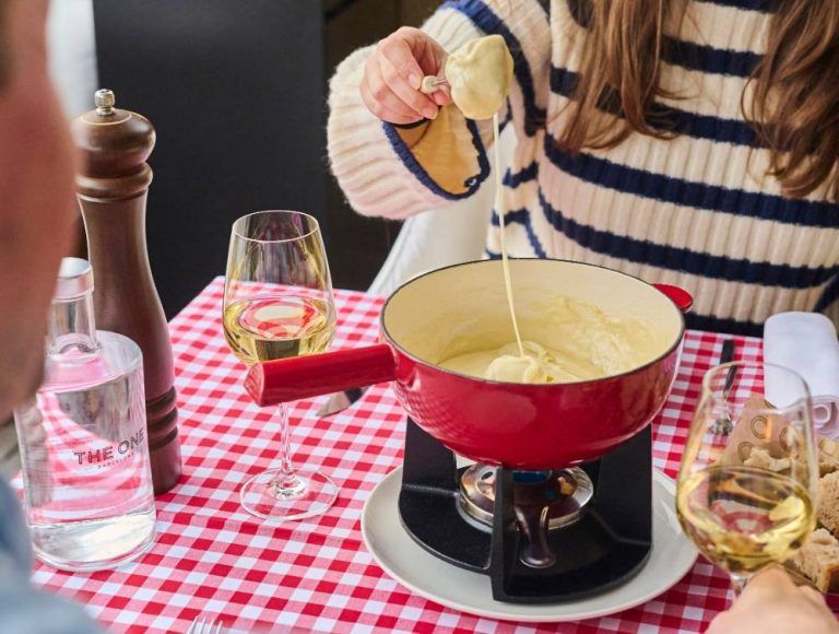 Detalle de la preparación de la fondue en Mood Rooftop Bar.