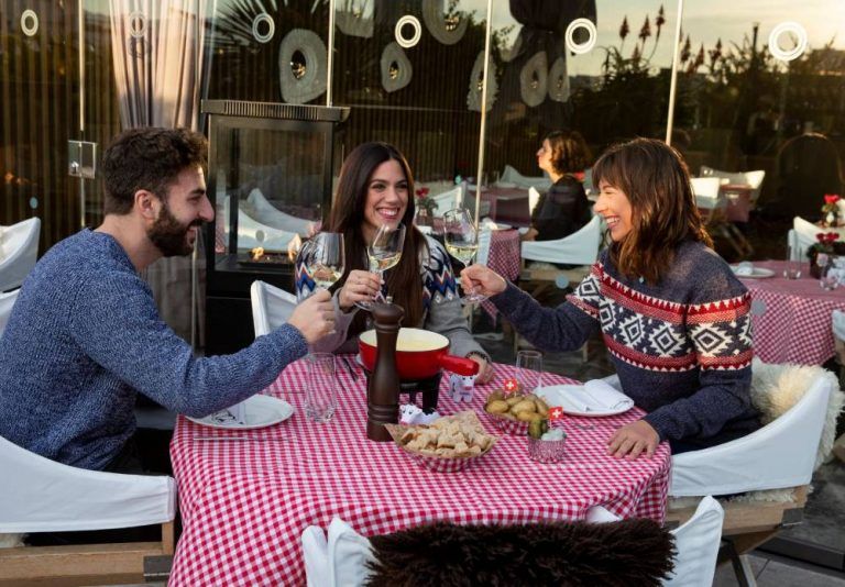 Fondue entre amigos en Mood Rooftop Bar, en el hotel The One.