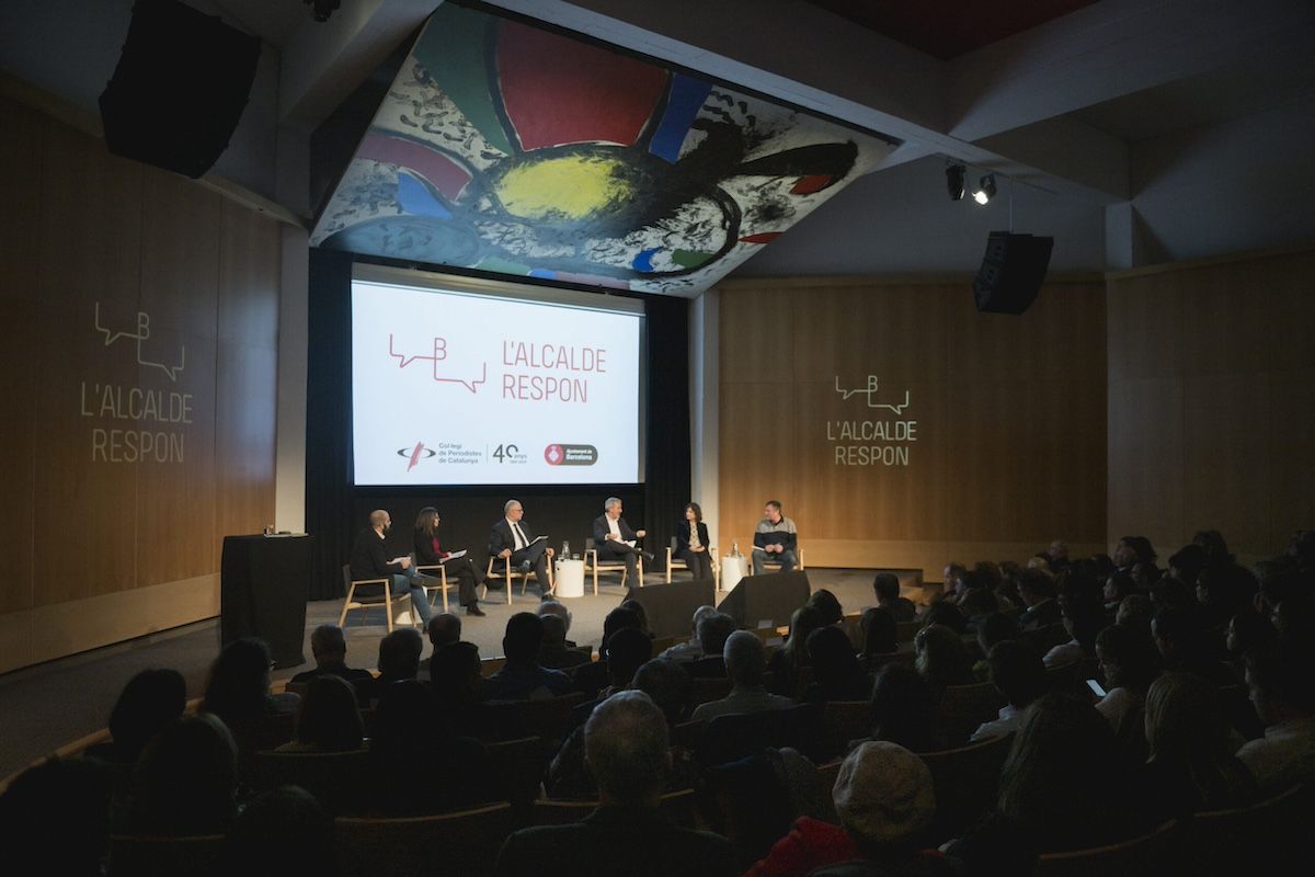 Jaume Collboni junto a periodistas en 'L'alcalde respon'.
