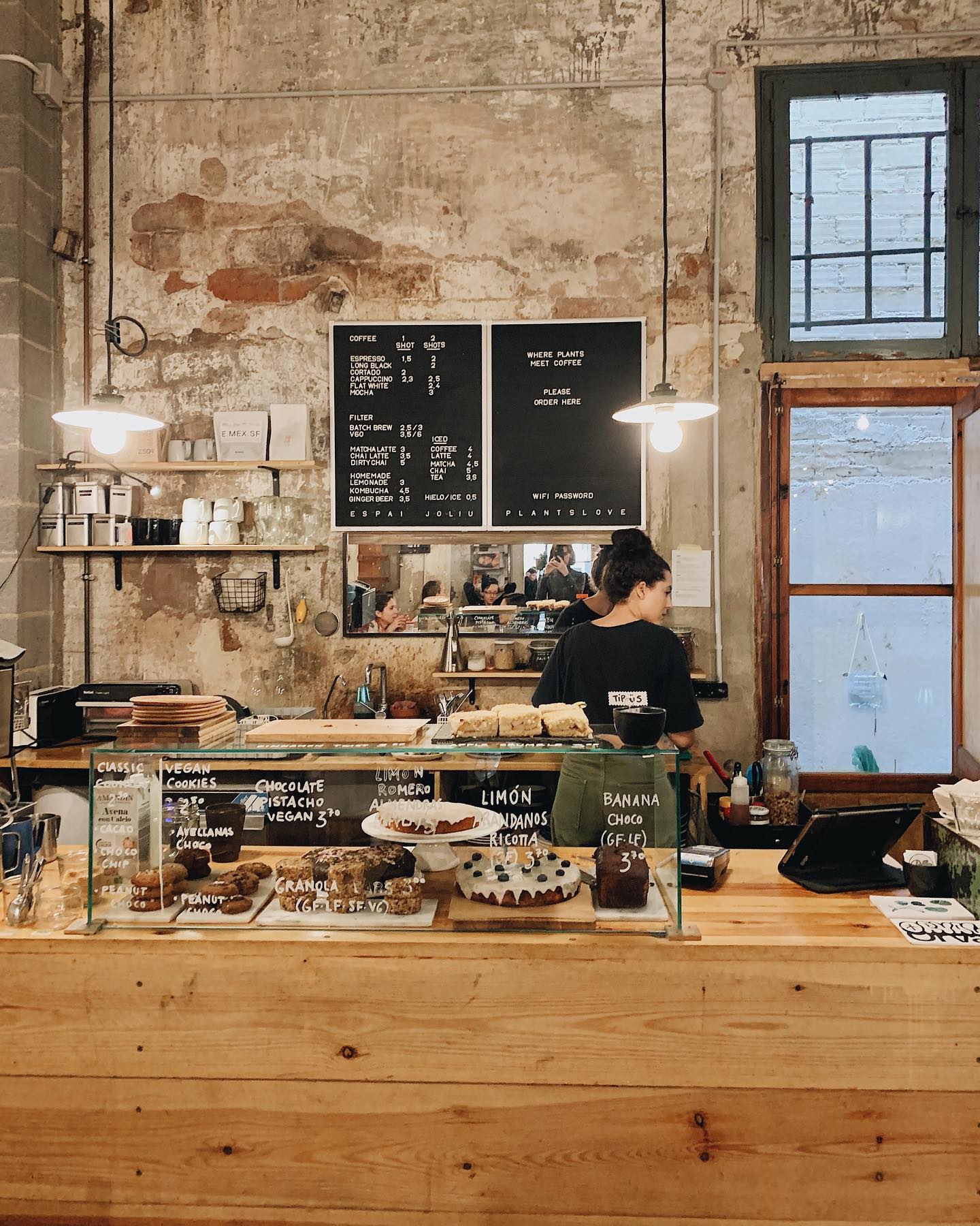 En Espai Joliu puede tomarse café de especialidad y pasteles artesanos.