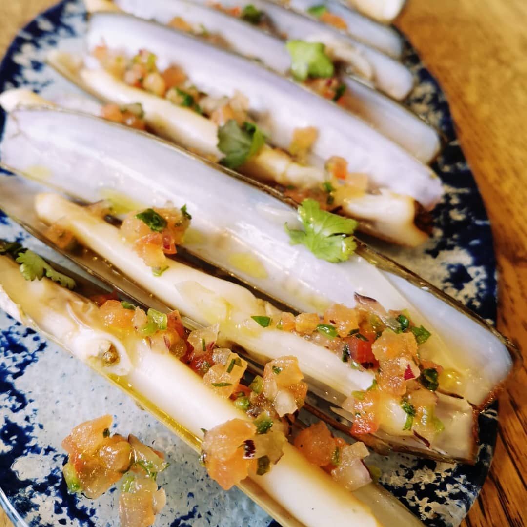 Plato de navajas con pico de gallo, en Can Culleres.