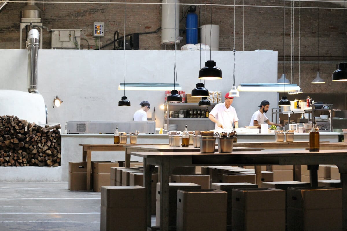 Cocineros en el interior del Parking Pizza