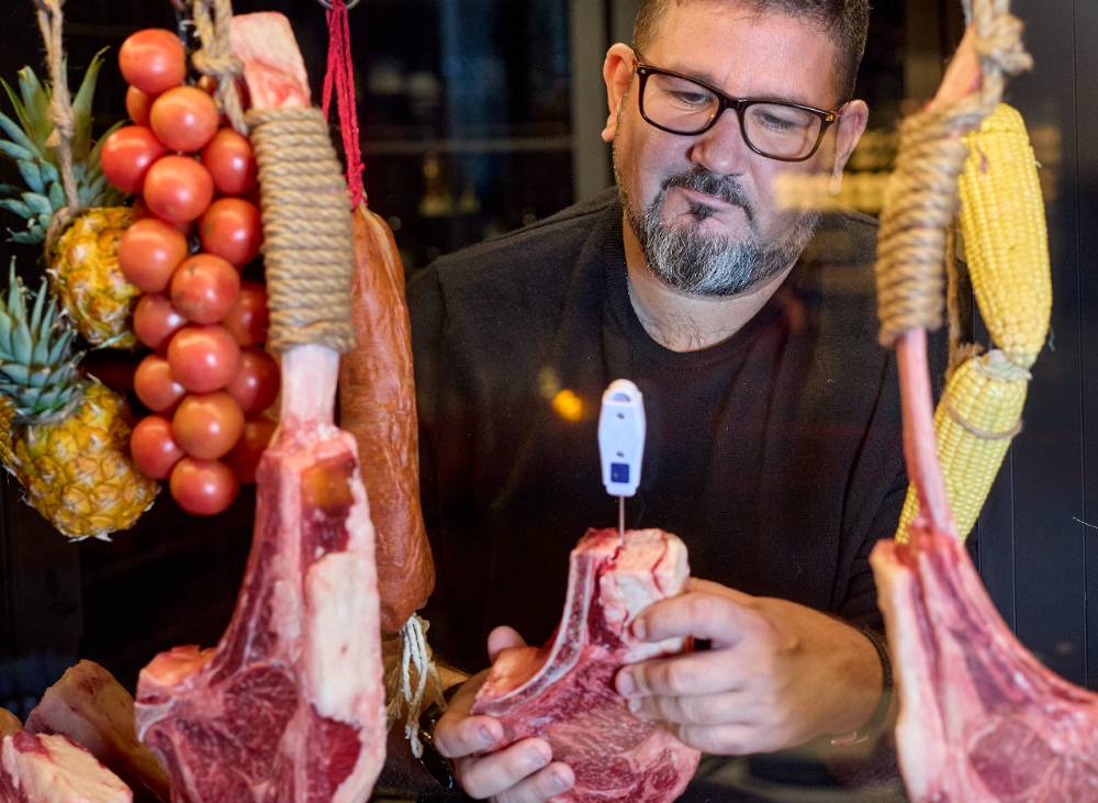 Dani García muestra algunas piezas de carne en Leña Barcelona.