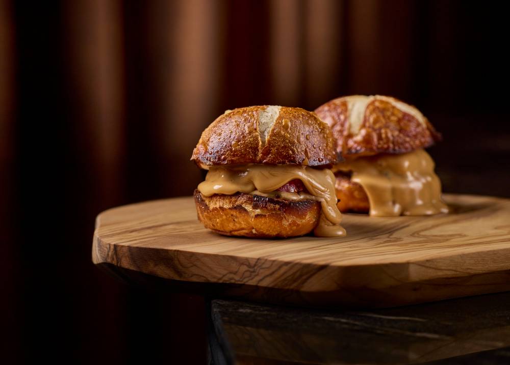 Las dos baby burgers que componen el guiño a sus tres estrellas Michelin en Marbella.