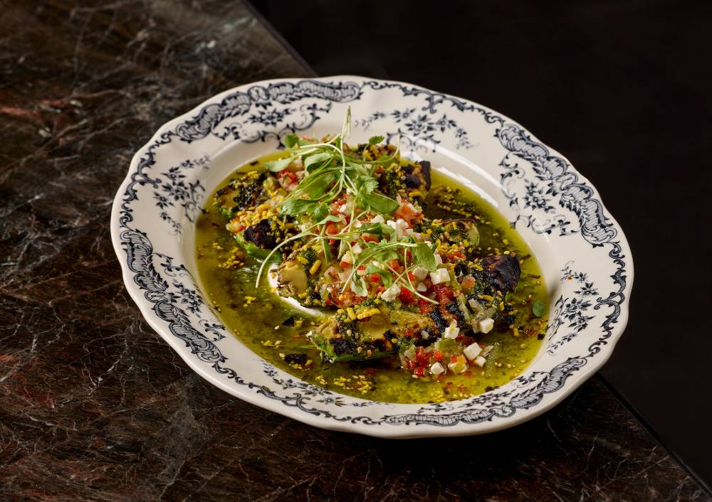 Aguacates de Málaga a la brasa con pesto y salpicón vegetal con feta.