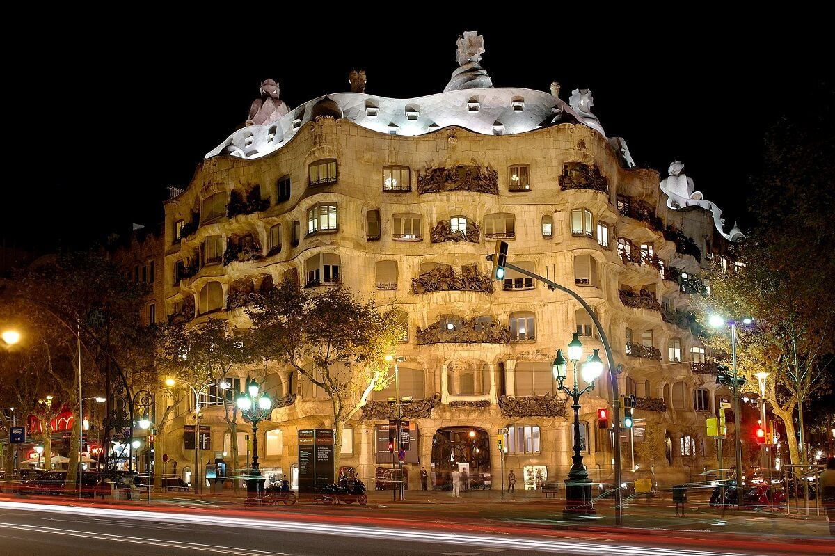 La Pedrera iluminada de noche. © Vicente Zambrano González