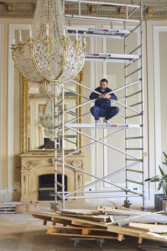 Rafa Zafra, con una de las espectaculares lámparas del salón que acogerá Amar Barcelona.