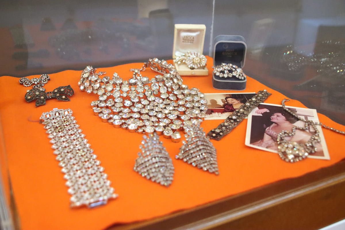 joyas Victoria de los Ángeles exposición Cosint el cant Palau Güell