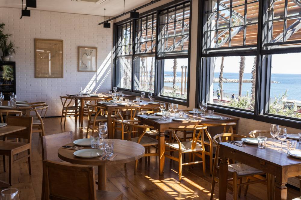 Interior de Barraca, con vistas a la playa de la Barceloneta.