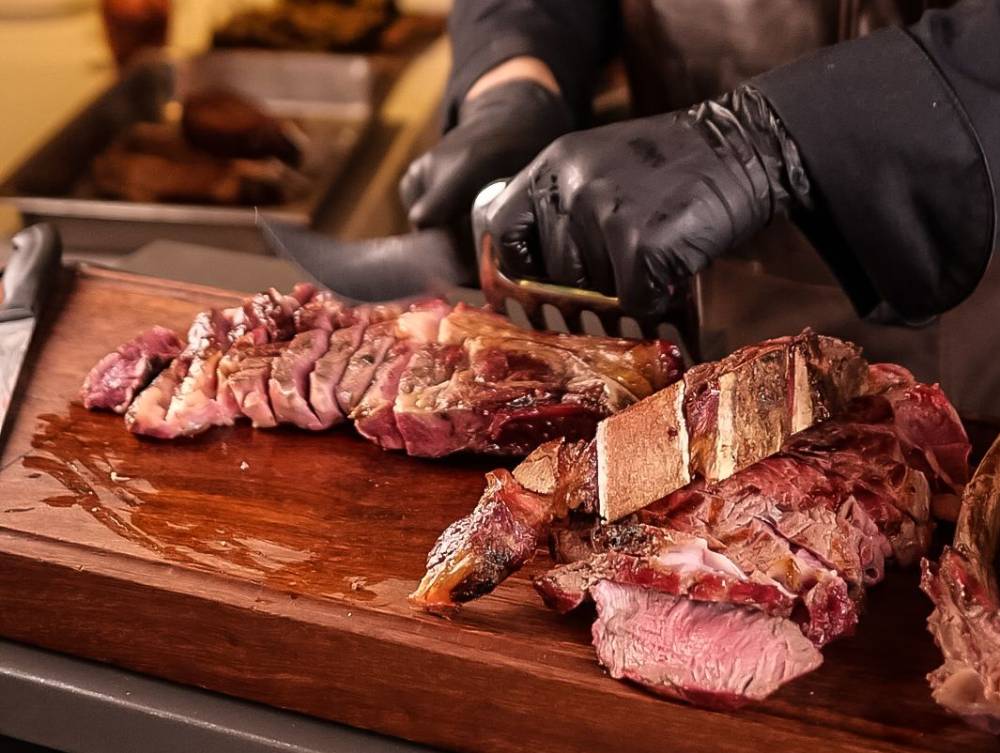 Preparación de uno de los cortes de carne en Alba Granados.