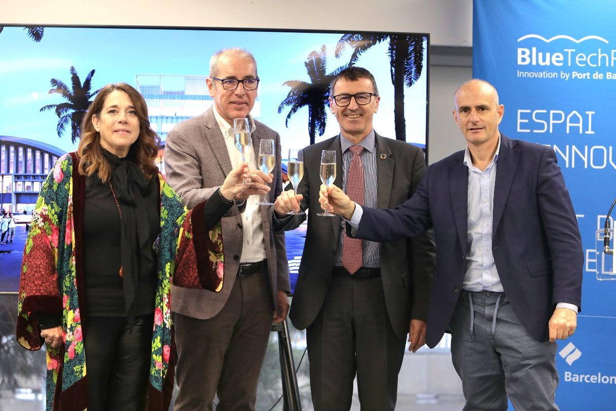 Emma Cobos, José Alberto Carbonell, Carles Anglada y David Pino en el Port de Barcelona. 