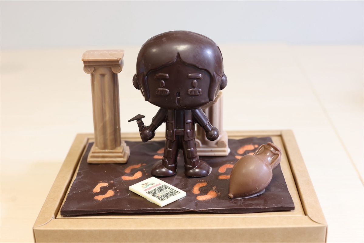 Mona de la UB y del Gremi de Pastissers.arqueóloga de chocolate