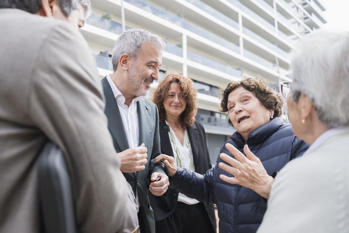 Jaume Collboni y Laia Bonet con vecinos.
