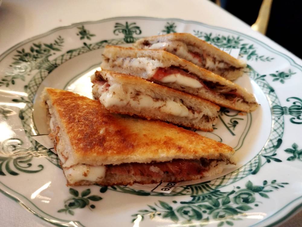 El célebre biquini de jamón ibérico, mozzarella y trufa del Bar Vint-i-quatre.