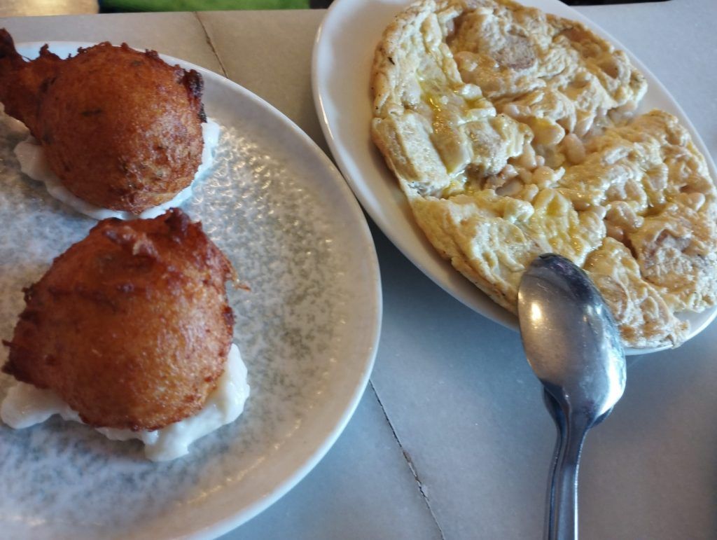 tapeo: Buñuelos de bacalao y tortilla de butifarra d'ou y Sant Pau.
