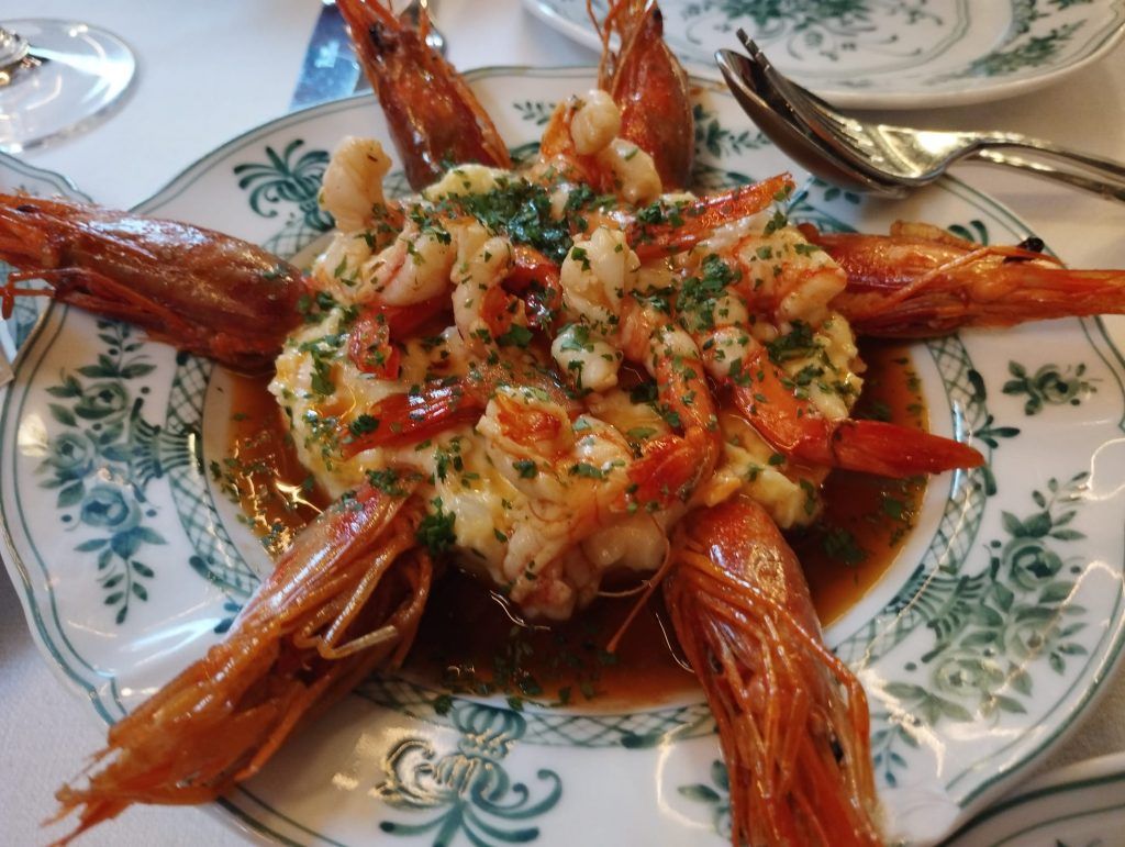 Ensaladilla rusa con gambas al ajillo tapeo barcelona