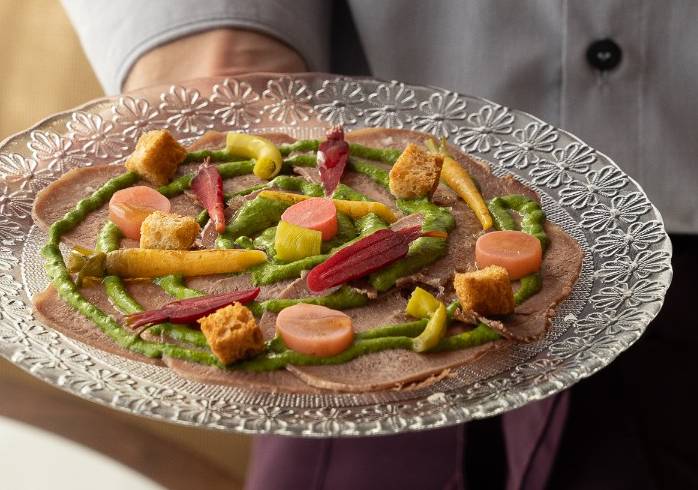 Lengua de ternera, salsa verde y encurtidos.