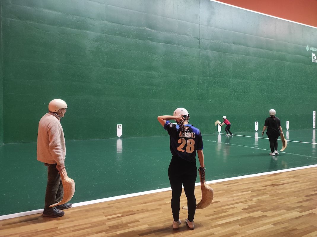 Frontón de pelota vasca en Barcelona. 
