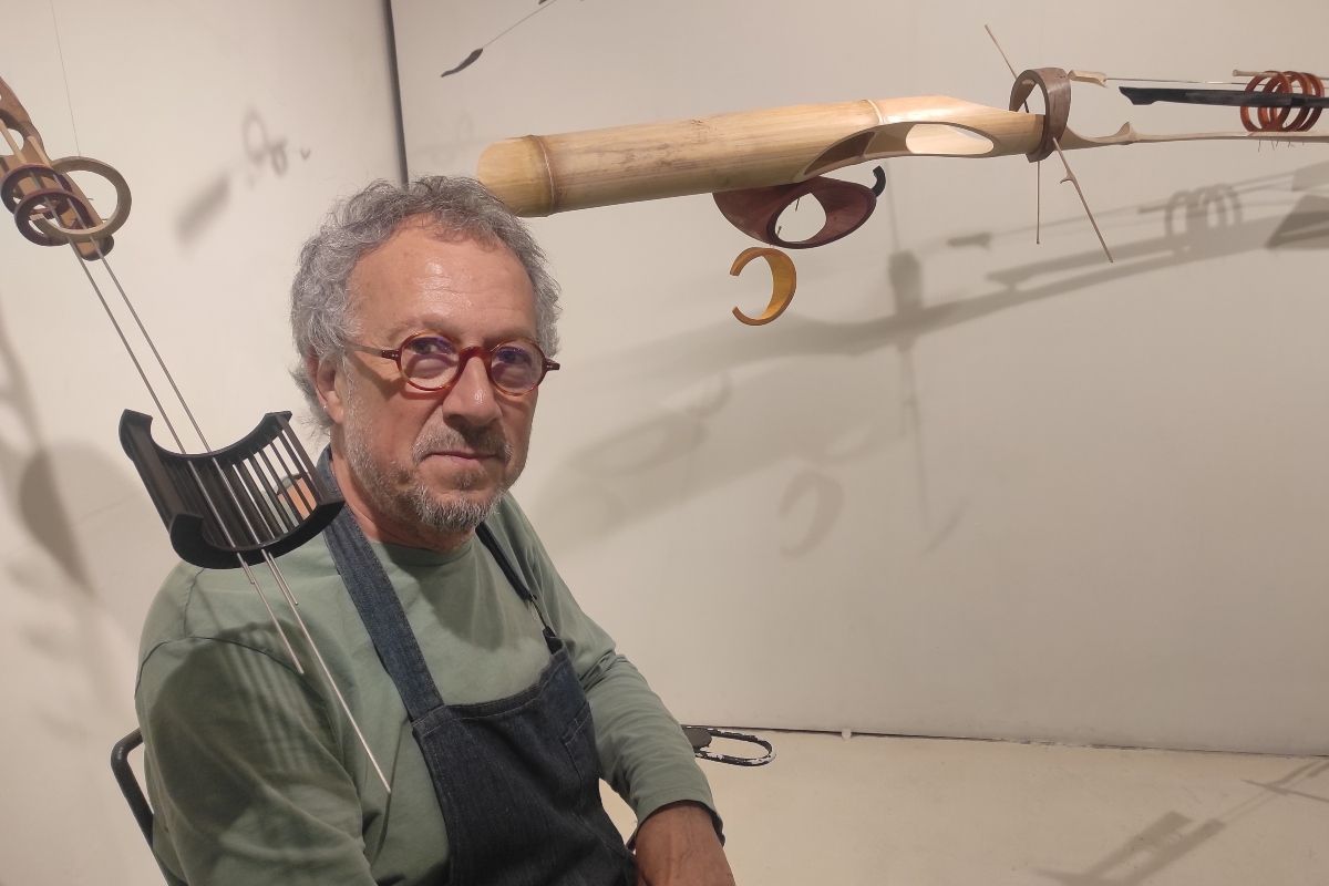 Joan Rovira con obras de bambú. 
