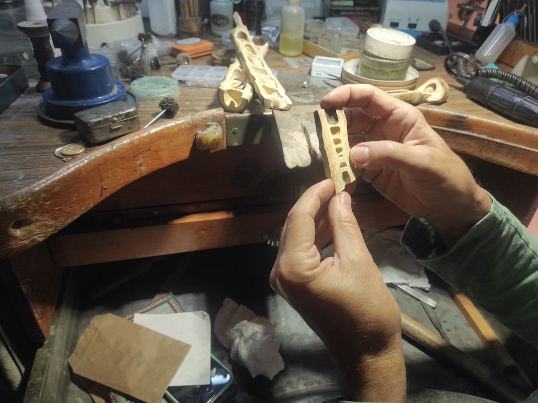 El artista Joan Rovira trabajando con bambú. 