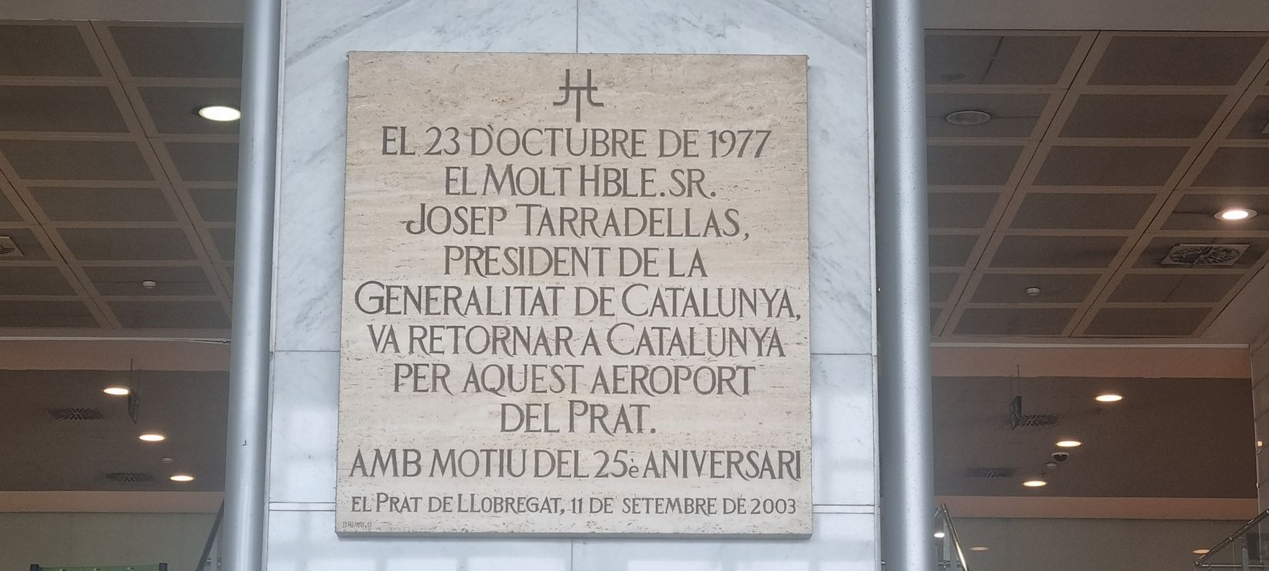 Placa sobre Josep Tarradellas en el Aeropuerto del Prat. 