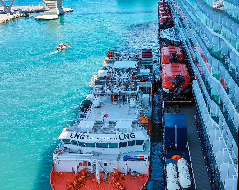 Suministro de bioGLN al Mein Schiff Relax en Barcelona. 